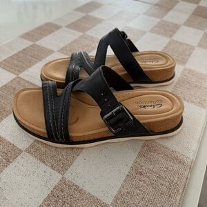Clarks 7.5 Black and Tan Slide Strappy Comfort Sandals 28245